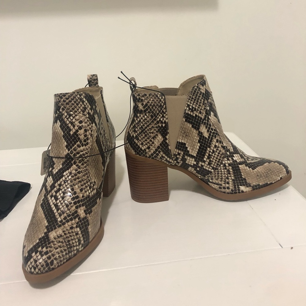 Snake booties 81/2 altard state